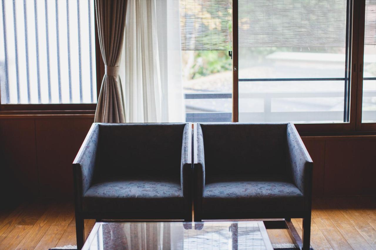 Hotel Arima Onsen Tocen Goshobo Kōbe Exterior foto A pair of armchairs