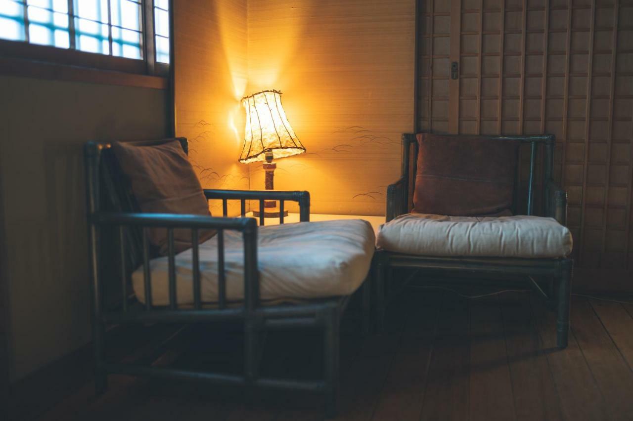 Hotel Arima Onsen Tocen Goshobo Kōbe Exterior foto A traditional Japanese room with a lamp